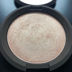 Becca Jaclyn Hill Champagne Pop Highlighter